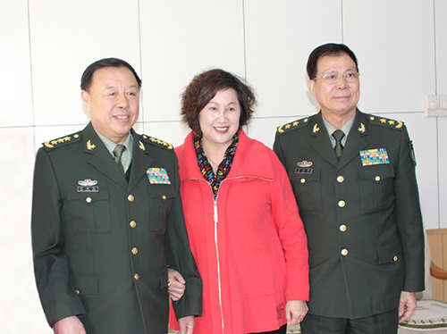 中央军委副主席范长龙亲切接见拥军模范朱呈镕