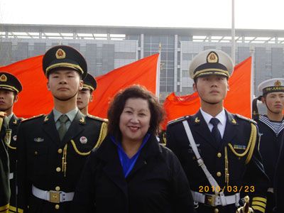 朱呈镕应邀到北京陆海空三军仪仗队参观