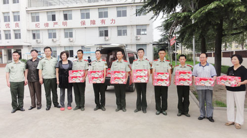 2010年“八一”建军节前夕，公司走访慰问驻地部队官兵