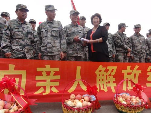 兵妈妈朱呈镕欢送赴沂蒙老区抗旱打井的北京军区给水团官兵