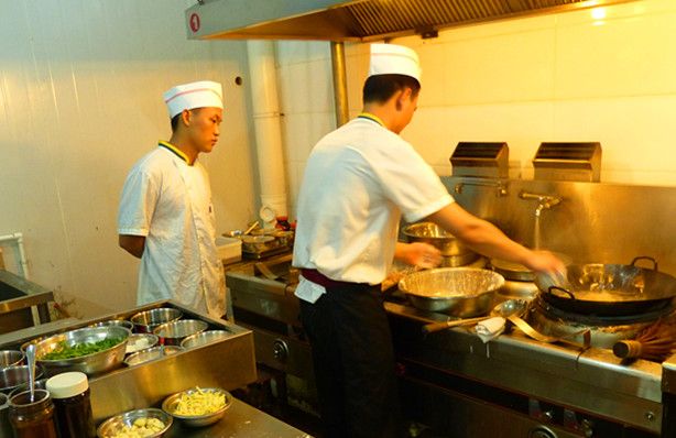 军民情深 厨艺交流——记中国人民解放军某部2名同志来我处