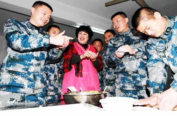 1月30日晚，兵妈妈和战士们包水饺迎新年