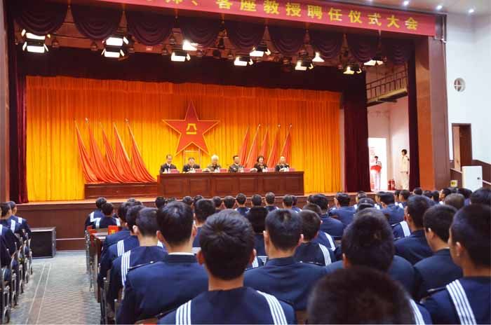 沂蒙新红嫂朱呈镕受海军青岛某部邀请担任德育老师并做沂蒙精神的演讲