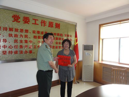 朱老大公司喜迎八一 慰问官兵