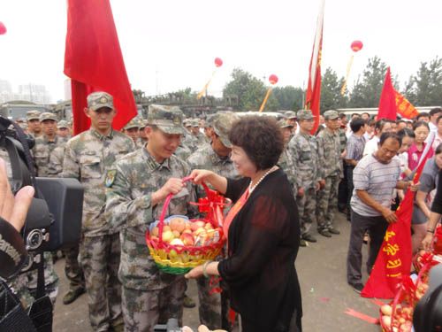 最美兵妈妈朱呈镕欢送赴沂蒙老区抗旱打井的北京军区给水团官兵