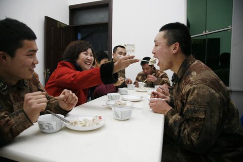 沂蒙新红嫂朱呈镕赴中国东方第一哨慰问亲人子弟兵