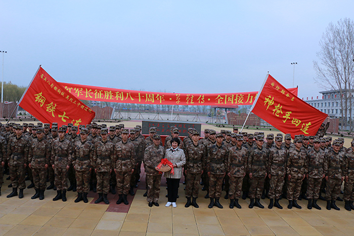 纪念红军长征胜利80周年红军•草鞋传•全国接力传递在神枪手四连和钢铁七连