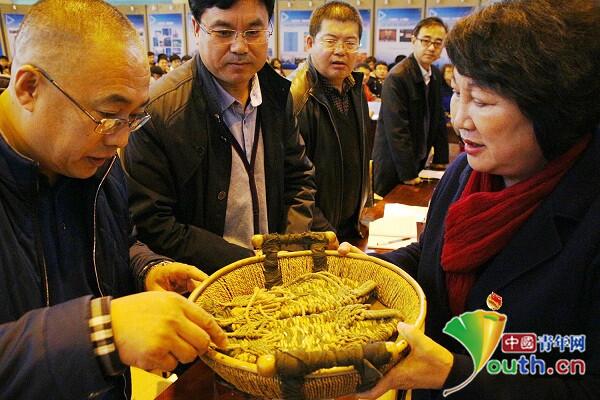 纪念红军长征胜利80周年草鞋传•全国接力传递活动”在东北电力大学